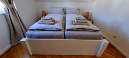 Schlafzimmer mit Doppelbett 